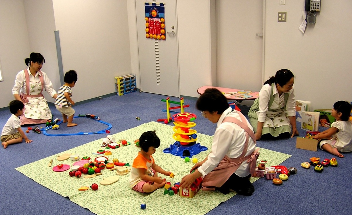Childcare service is available for children aged six months to six years old during Art Week Tokyo. Drop off your child for up to three hours with experienced professionals at our temporary childcare facility at the Okura Museum of Art in Toranomon, where the AWT Focus exhibition is on view. The Okura Museum of Art is serviced by AWT Bus routes C1, D7, and G3, making it an ideal hub for exploring other Art Week Tokyo exhibitions and events.